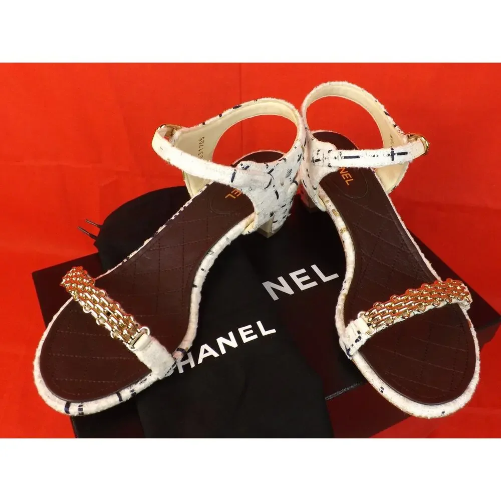 NIB CHANEL WHITE TWEED GOLD CHAIN CC PEARL LOGO SANDALS LOW HEEL PUMPS 38.5